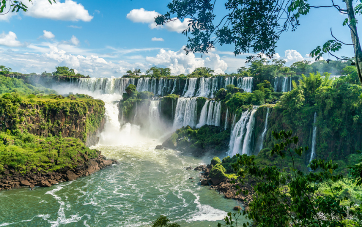 Parte de las Cataratas del Iguazú vistas desde el Parque Nacional Argentino