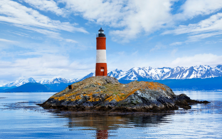 Argentina Bahía de Ushuaia en el Canal Beagle con el Faro Les Eclaireurs