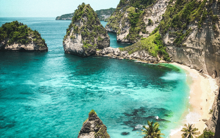 Playa paradisíaca entre acantilados, en Nusa Penida, Indonesia