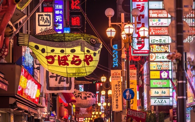 Restaurantes y vibrante vida nocturna del distrito de Dotonbori, Osaka, Japón