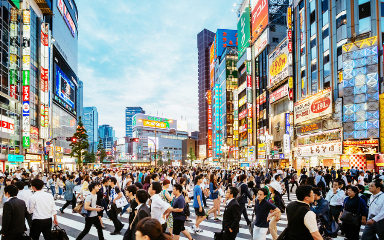 Paso de cebra en Shinjuku, Tokio, al atardecer.